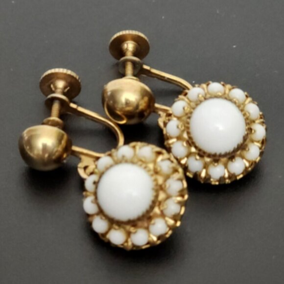 Vintage RARE Vargas Gold Filled White Confetti Flower Bead Screw On Earrings - Picture 6 of 10